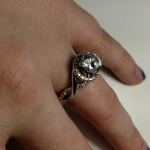 Round twisted ring